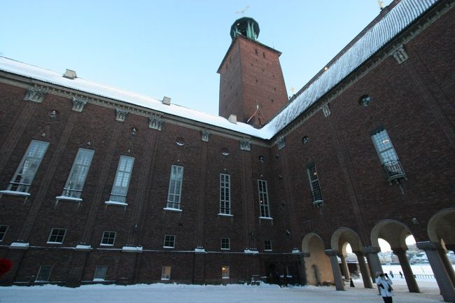 まあ予定が狂ってしまったものは仕方がないので市庁舎の中庭とその先の運河を見ていくことにした。