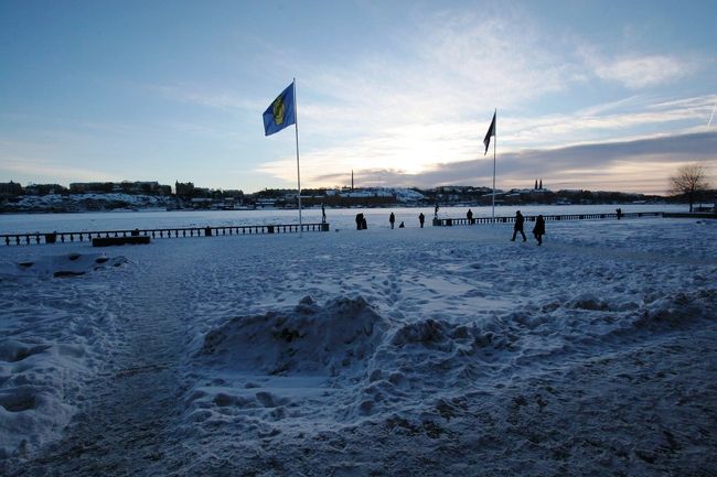 市庁舎を抜けると目の前は運河ですが、当然の如く凍っています。