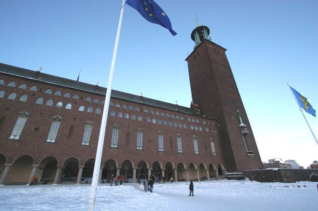 運河側から見る市庁舎の塔。