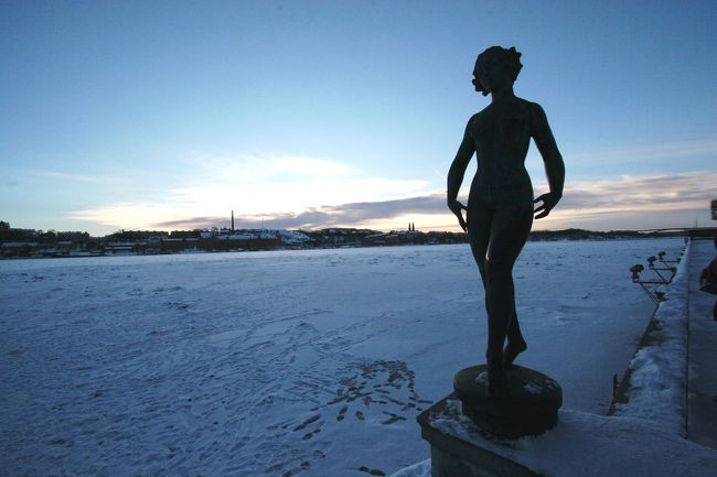 市庁舎と運河の境に建つ銅像。