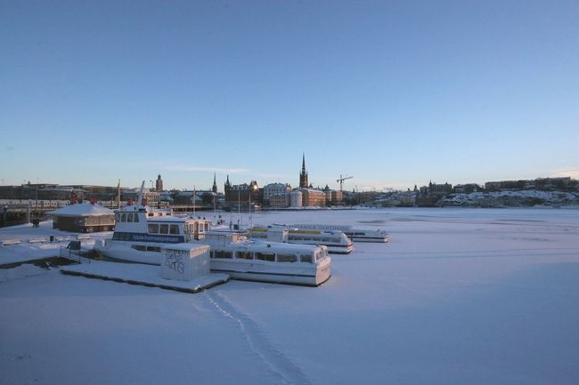 市庁舎脇にある運河ツアー用のボートも凍っている運河ではどうしようもないので運休中。