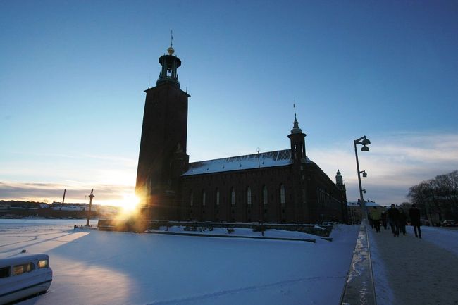 市庁舎をバックにもう日が沈みます。