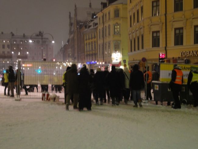 当初は友人宅で食事をごちそうになりその後に年明けの花火を見に行く予定だったのだが、友人が熱が出てしまい(おそらくインフルエンザ)早々に引き上げて私は当初の予定の年明け花火の見学へ。<br />写真はセキュリテイチェックで会場に入るのにチェックが行われていた。