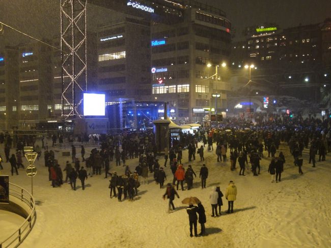 友人も熱があるが行くと言っていたのだが奥さんと私の説得で素直にベットに入りお休み。まあ正直言うと一緒に見学できなかったのは残念だがインフルエンザをうつされても困るのでこれはこれでよかった。写真は年越しコンサートで友人に聞いてここに来た。