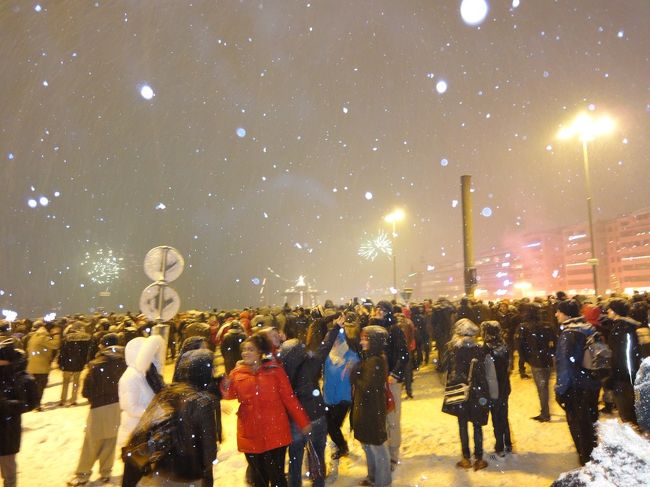 かなりの雪が降っていたがカウントダウンが始まり皆歓喜の声を上げている。