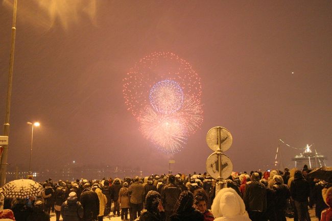 年明けて大きな花火が上がり皆それぞれに新年のあいさつをしている。<br /><br />続きはこちら。<br />http://4travel.jp/traveler/magic_takashi/album/10548661/<br /><br /><br /><br />今回の北欧周遊旅行を初めから見るにはこちら。<br />http://4travel.jp/traveler/magic_takashi/album/10716269/  