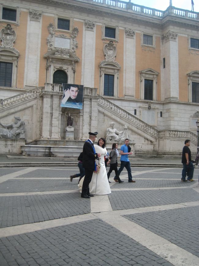 結婚の写真をとってるっぽいカッポー<br />２組みました<br />天気もいいし、こんな背景で撮れたら最高ですね