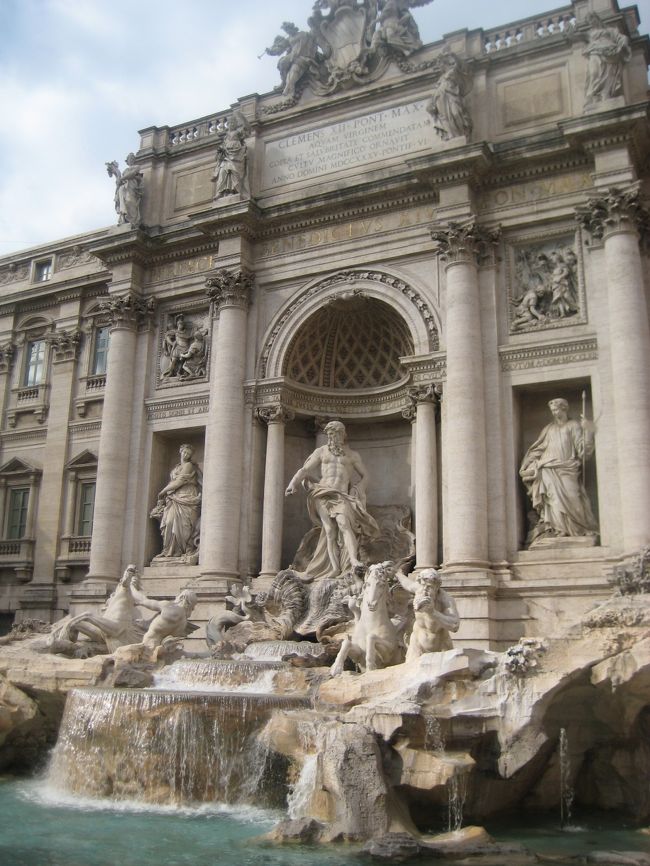 トレヴィアーン<br /><br />人結構いたけど、そこまで多くないです<br /><br />スリとかいるんかと思ったけど、結構平和な雰囲気でした<br /><br />変なスライムみたいなやつとか、投げたら音するやつとか売ってる人がおおかったです