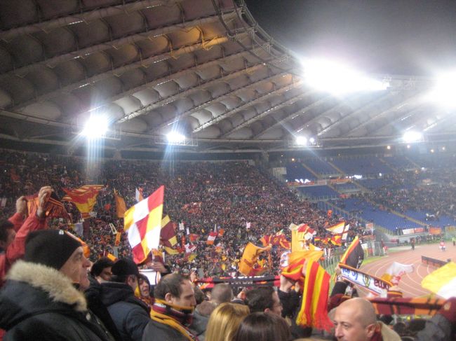 asローマＶＳナポリ<br /><br />地元の熱狂的ファンはカーブになってるゾーンでみてます<br /><br />そこは煙があがったり、爆竹がなったりとちょっと危なそうだったので、カーブゾーンの１つとなりでみました<br /><br />たばこの煙がすごくてのどがいたくなりました<br /><br />観客の歓声がおもろかったです