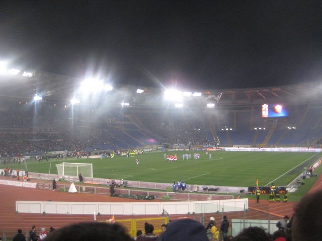 トッティみました<br />あいにく０−２で負けました<br />逆に勝ってたら熱狂しすぎのファンにどうにかされそうで怖かったのでよかったです<br />消防隊が常に待機してました