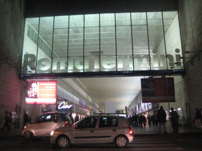 テルミニ駅周辺はほんと便利です<br /><br />なんでもあります<br /><br />夜はちょっと怪しげな雰囲気になっていきますが、それでもそこまで危なくない印象でした