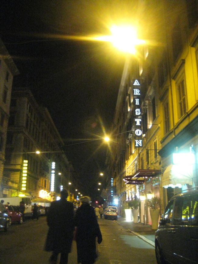 ホテル外観。<br />４つ星の割に、薄型テレビはどのチャンネルも見れないし、冷蔵庫のドリンクは飲み放題と聞いていたのに、なにも入ってないし、ドアは注意して開けないと、手にケガを負う仕組みでした<br /><br />まぁ朝のビュッフェだけは◎です。<br /><br />ジムもあるようでしたが行きませんでした<br /><br />バーのデザインはよかったです