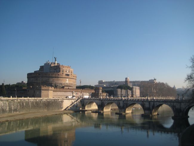 バスから。<br /><br />ちょっと寒かったけど、気持ちいいくらいの涼しさでした<br /><br />ただ、ローマの花粉なめてました<br /><br />日本では万全の対策してたのに、ローマでなんもせんかったら、最終日くらいから目がかゆくなって、鼻水とまりませんでした<br /><br />日本とはまた違う種類の花粉が飛んでるようです<br /><br />もしローマでマスクしたら、あやしいひとと思われるようなので、花粉症のひとは季節を考えて旅行したほうがいいかもしれません