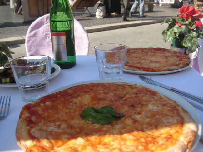 トレヴィからスペイン広場行く途中にある噴水広場的なとこにはリストランテがいっぱいあります<br /><br />客引きも多いです<br /><br />結構な値段するけど、そんなおいしくないです<br /><br />エスプレッソ５ユーロくらいした！高すぎ！<br /><br />