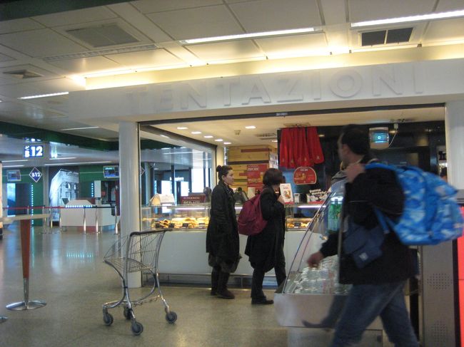 ローマの空港にＺＡＲＡ　ＨＯＭＥありました<br />日本では売ってないムーミンの食器とか買いました<br />クッションとかフォトフレームとか、デザインが本当にかわいかったです