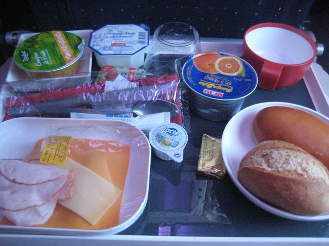 この朝ごはんいちばん残念でした<br />大量のクリームチーズみたいなヨーグルトみたいなんと、大量のジャム、冷え冷えチーズ<br /><br />でもセルフコーナーでドリンク飲み放題、カップヌードルもらえる、ハーゲンダッツもらえるのでよかたです