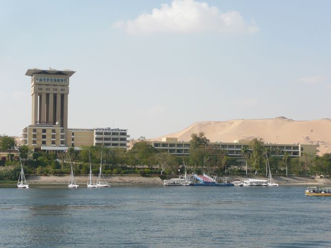 今日はユックリめの、8:00出発。<br />でも早起きしてしまう、6:30。<br />ネムー(;´д｀)<br /><br />ホテルはナイル川の島にある「モーベンピック・アイランドリゾート」<br /><br />エジプトポンドが足りなくなったので、今度は円から両替。<br />千円から両替できるけど、３千円分で。<br />オッちゃんはコッチが言わなくても、レシートちゃんとくれるし。<br />頼んだら、大きなお札を細かくしてくれました。<br />噂と違って、みんな親切！！