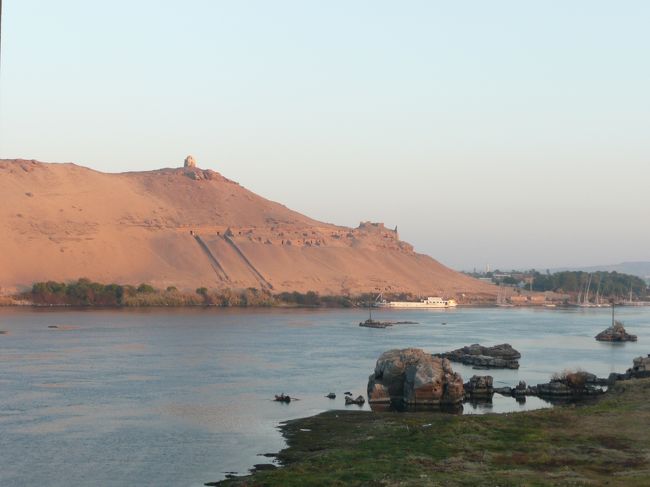 部屋からの眺めもなかなか。<br />遺跡も見えます。<br /><br />「貴族の墳墓」だそうです。