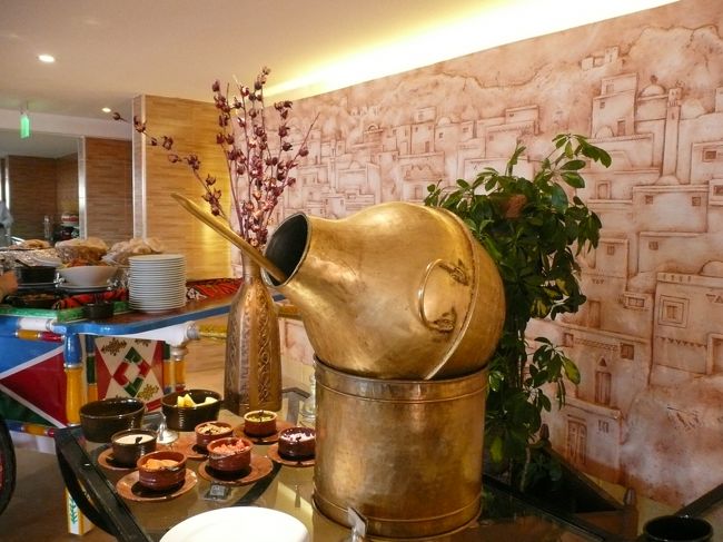 朝ご飯のレストランへ。<br />なんか、豪華だぞ(´∀｀)<br /><br />コレはエジプトの料理。<br />「フール」マメの煮込み。<br /><br />味無しなので、横にある調味料でお好きなように！！