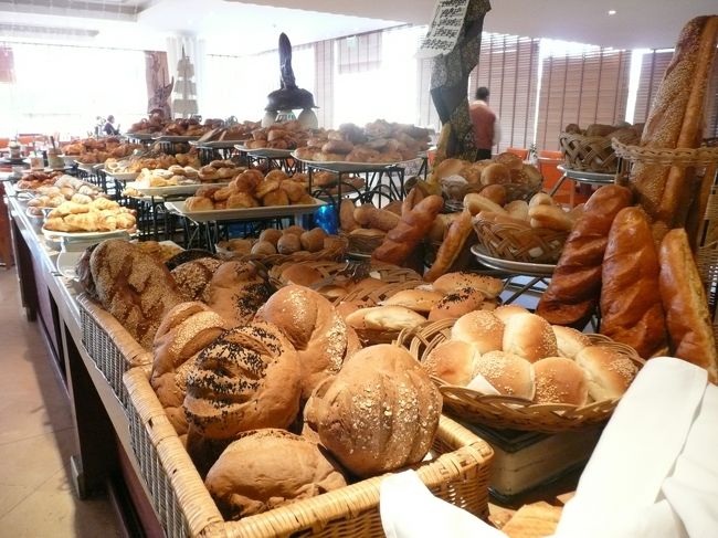 ここも炭水化物パラダイス！！<br /><br />何種類あるのかわからない。<br />美味そうなパンだらけ〜。<br /><br />いいな〜。　一日、ここにいても飽きなさそうｗ