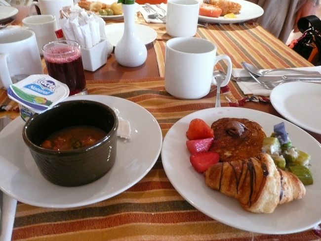 ……前日、体調を崩していなければ、山盛りでゲットしてくるのに(T_T)<br /><br />豆は香辛料マップり追加で、ウマし！！！！<br /><br />それに、パンケーキの横に添えてあるイチゴのコンポート。<br />これがサイコーに美味かった！！<br />涙が滲むほどにｗｗ<br />イチゴのお代わりしちゃった。<br /><br />生物なんか、怖くない！<br />