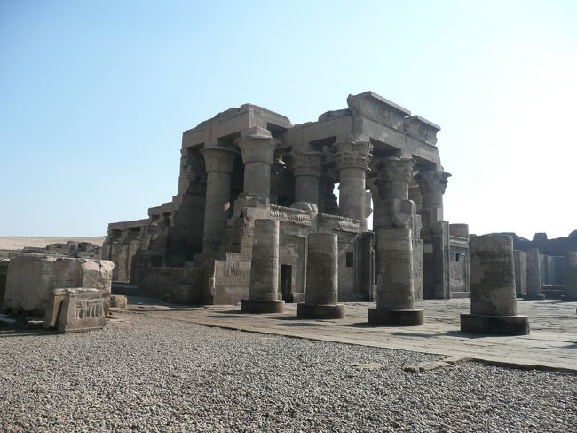 さて、サイコーな朝ご飯の後は、観光です。<br /><br />コム・オンボ神殿です！<br /><br />たぶん合ってると思うんだ；<br />今日１日で4つも神殿を巡るので、混乱してしまう。<br />どれがどれやら；<br />タイムスタンプと、スケジュールを見比べて整理整頓。