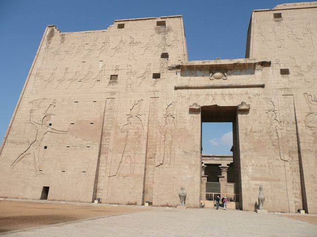 ホルス神殿<br /><br />別名、チュピ神殿ｗ<br />門の入り口に左右のホルス神の像があります。<br />それがどう見てもスズメに見える。<br />かわいいｗ<br /><br />そういや、ココのトイレ。<br />近道を教えてくれる人には用心ですよ！<br />同じツアーの人が、入り口と出口でチップを二重に取られそうになってました。<br />全然近道じゃないやん；<br />ちなみに、私はチップの代わりに飴ちゃん渡して見たけど駄目だったｗ<br />セコくてスイマセン(;´д｀)