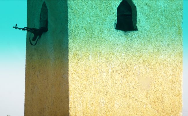 バスで移動中。<br />道の合間合間に、検問所があります。<br /><br />監視塔から銃がニョキ！