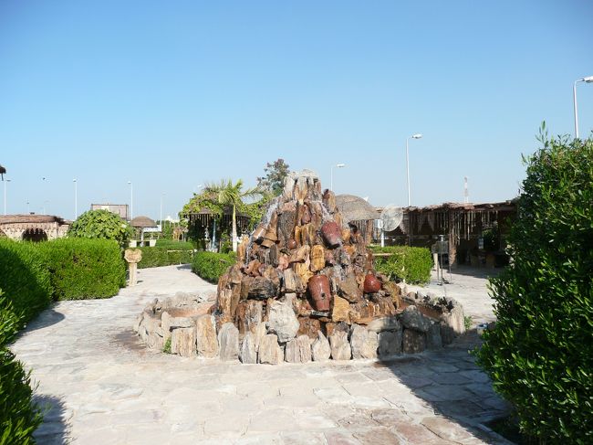 大きくてオシャレなレストラン。<br />中庭キレイ。<br /><br />パンをムシャムシャしていたけど、食べ終わったのに、メインが来ない。<br />ふと、見るとハマちゃんがレストランの人ともめてる？<br />そして、賑やかだったレストランは、やがてうちらの団体だけに………。