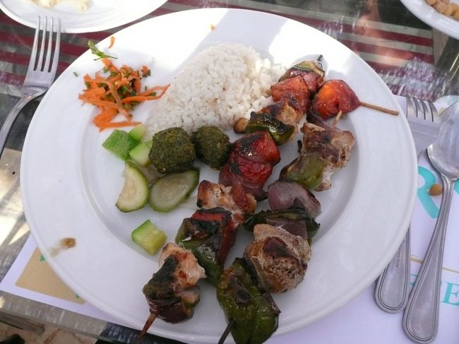 やっときた、ターメイヤ（ソラマメのコロッケ）は…マリモ？<br />真ん中に２つ、真緑の固まりが来たｗ<br /><br />ガイドブックと明らかに見た目が違う〜。<br /><br />味は、………香辛料のかたまりｗｗ<br />豆の味がしない；<br />もしかだけど、空豆が足りなかったから、香辛料で増量？<br />だから揉めてた？<br />憶測でしかないけど、ネｗ<br /><br />チキンは激旨かった！！<br />熱々の焼きたてです。