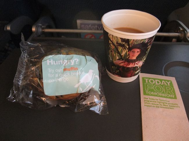 ６：１３　軽食<br />コーヒーとマフィンにしました。<br />他にシリアルもありました。<br /><br />オークランドにはほぼ定刻の７：００に到着。