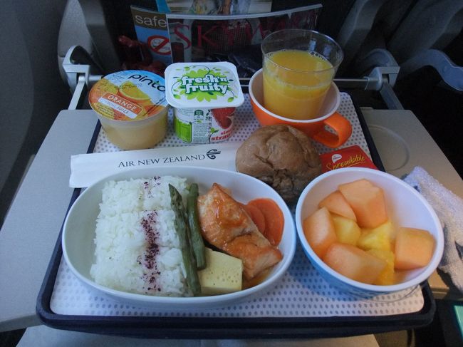 ８：３０　ＮＺ００９９　オークランドから成田へ<br />１０：３７　朝食<br />