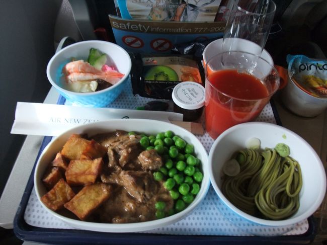 １４：３８　昼食<br /><br />この後にまたおやつでしょうか？飲み物とスナックも出ました。