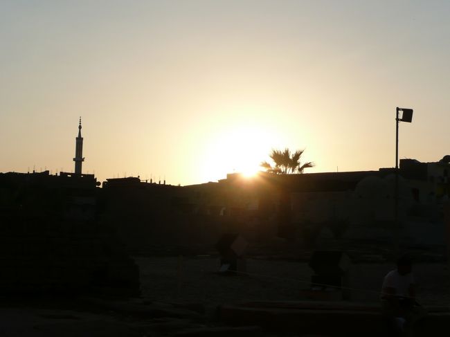 日が沈み、夜へ。<br /><br />日本で見れる太陽とはまるで違う、大きな夕日が毎日拝めます。<br />ステキ！！<br /><br />いったんホテルへ、チェックイン。<br />バスの中から辺りの道を観察。<br />明日の自由時間のために、お土産屋が多そうな通りを確認。
