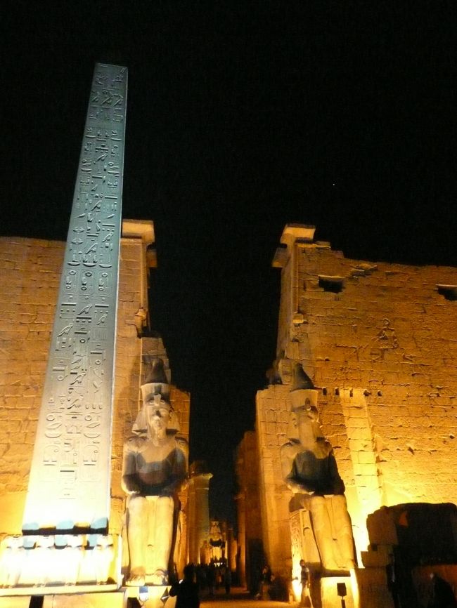 本日、最後に観光。<br />ライトアップのルクソー神殿へ。<br /><br />てっきり昼間の内に行くのかと思ったら、夜も更けたので自動的にライトアップでの鑑賞になりました。<br />なるほど。<br />実は、ルクソー神殿のライトアップは、個人で見に行けたらと思っていたので、<br /><br />これは嬉しい誤算！！