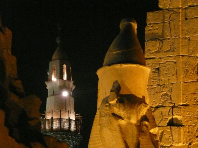 神殿の隣には、教会。