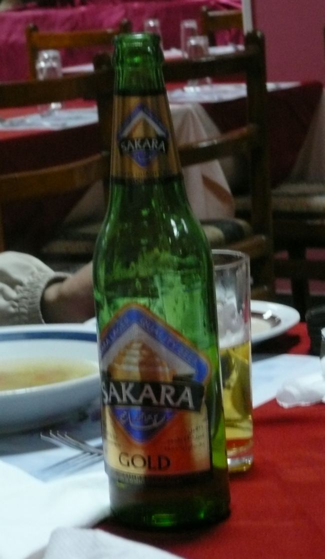 夜ご飯。<br /><br />エジプトのビール。<br />でも大多数のイスラムの人は、お酒禁止。<br />なので、ごく僅かのキリスト教の人が飲んだり、ほとんどは観光客が消化していくのでしょう。<br /><br />味はアッサリで、発泡酒に近いかな？