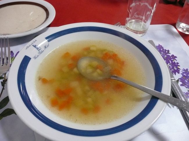 ごくごく普通の野菜のスープ。<br /><br />油物ばかりだと、胃がもたれるので、嬉しい。<br /><br />このレストランは水のペットボトルが安かった。<br />５ポンド（７５円）。<br />後日、ここから段々高くなるｗ