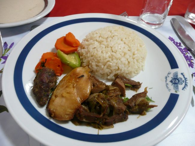 香辛料たっぷりの肉。<br />固いけど、肉食べている気がする。旨い。<br />大好きな味です。<br />ってか、落ち着く味でもあるｗｗ<br />普段から食べなれている味なので、食事の不満はないな。<br />味のついたご飯も、むしろ好きなので。<br /><br />全然食べれないという人を尻目にパクパク。<br />しかも、普段は２食生活なので、この３食三昧ツアーは確実にワナ。<br />だからデブるんだよな(;´д｀)