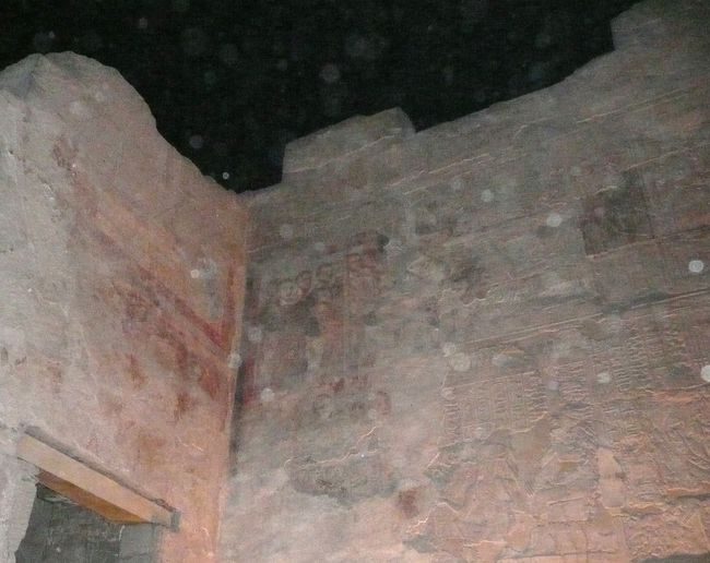 空中に舞う白い物体。<br />心霊写真？　いえ、違います。<br /><br />全部、砂埃です；<br /><br />フラッシュで、いま空中にどれだけホコリが舞っているかわかりますね。<br /><br />こっちの方がリアルでホラーです(;´д｀)