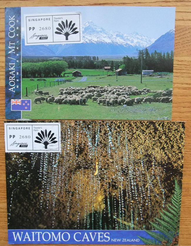 上のはがきはマウントクックの超有名ホテル・ハーミテージホテルから送りました。<br />飛行機の直行便もあるから１週間位かなと思っていましたが届きませんでした。<br />紛失したかな？とあきらめていたら１カ月近く経ってから届きました。それも、シンガポールの郵便シールが貼られて！<br />転送されてきたの！？<br /><br />調べてみると、ニュージーランドからはがきを出した場合、まれに香港やシンガポール経由で届くそうです。<br />切手代払っているの私なんですけど…どういうからくりかは分かりません。<br /><br />下のはがきは１１月後半にツアーに行かれた方からのもので、やはりクリスマス前に届きました。<br />ちなみに、これが土ボタルです。<br />