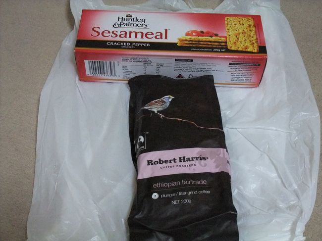 クラッカーはスパイシーでそのままでも美味しいですが、チーズと合わせるとよりいっそう美味しかったです。<br /><br />コーヒーは有名か分かりませんが、動物の絵がニュージーっぽいから選びました。