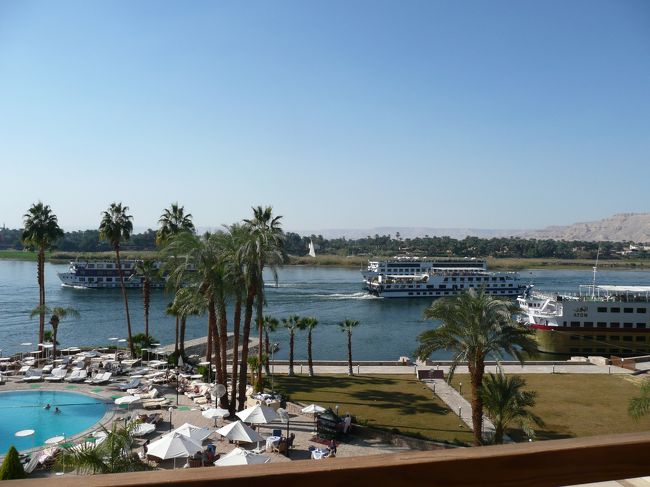 ご飯食べ終わることには、日はすっかり昇り、青空。<br /><br />クルーズ船が優雅に運行してますね。<br /><br />ツアーを決めるときに、船かバスか悩んだけど、予算と観光の多さでバスに決めました。