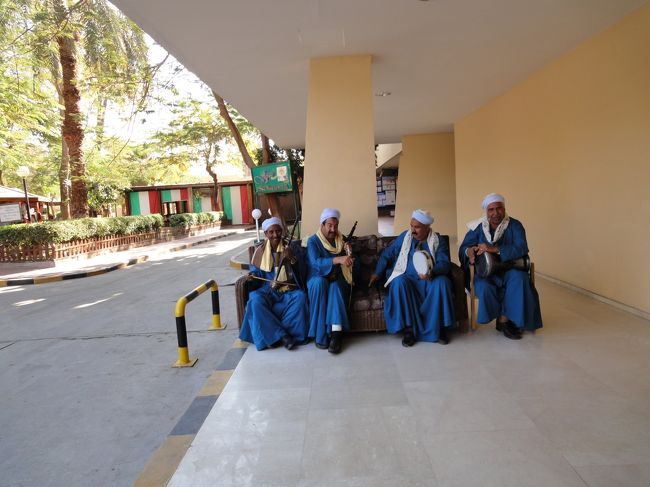 ロビーの入り口には、音楽隊の皆様が。