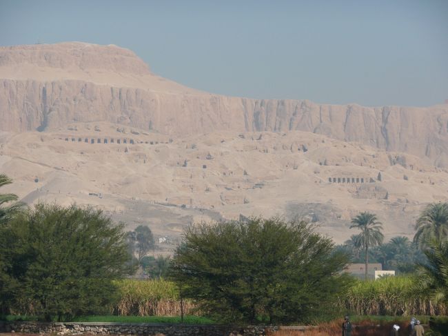 西岸は、別名「死者の都」。<br />お墓がいっぱいあるからネ。<br />道中も、貴族のお墓らしき物がありました。<br /><br />そして、メインはツタンカーメンのお墓がある「王家の谷」。<br />なんですが、ここはカメラの持ち込みが禁止なので写真はありません。<br />２．３年前は内部は駄目でも、外の風景は撮影ＯＫだったんですが……。<br />もっと昔は、内部もフラッシュ不可で撮影できたそうです。<br />他の箇所もそうですが、年々カメラ禁止の場所が増えていきますね。<br />ルールを守らない人が多いせいだとか悲しい限りです(>_<)<br /><br />王家の谷は太陽光線が痛いほど暑い場所でした。<br />見たのはセティ何世だったかの墓３つと、ツタンカーメンの墓。<br />どれもスムーズに入場が出来ました。<br />ツタンカーメンなんて、混んでるときは30分ぐらい余裕で並ぶそうですヨ。<br />ベストシーズンなんだけど、運よく空いていたようです。