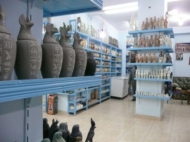 午前の観光は、終わり。<br />帰り道に、３カ所目のお土産屋さん。<br />アラバスター（雪花石膏）のお店です。<br /><br />他の石もたくさんありました。<br />光る石とか。玄武石とか、真っ黒でカッコイイですよね！！<br />正直、欲しかった。<br />でも、これまた高いんだな〜。<br />石のレリーフが値切って、やっと30＄。<br />うーん、欲しいけど……。<br />小ぶりの像も同じくらいの値段か。<br />そして本物なのでとても重い。