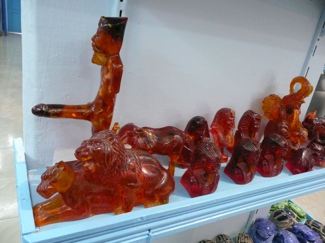 お店の片隅で見つけたこんなのｗｗｗｗ<br /><br />黒光りすぎだってばよ！！<br /><br />この棚は………。<br />どの国でもあるんだね、コレ系って(;´д｀)