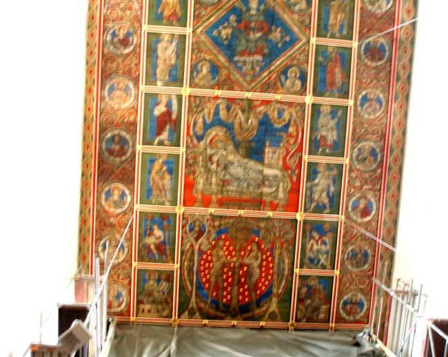 ガイドさんと一緒に聖堂の中に入りましょう。<br /><br />まず目を惹くのが教会本堂に描かれた天井画。<br />13世紀に描かれたもので、「エッサイの樹」と呼ばれるキリストの系図が描かれています。<br /><br />ドイツでは国立博物館クラスでもこのような古い絵画はないそうで、これが世界遺産登録の理由のひとつとなりました。<br />