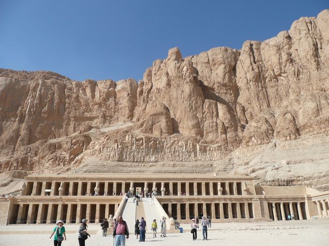ハトシェプスト女王葬祭殿。<br /><br />ここは1997年にテロがあった場所ですね。<br />観光客への無差別銃撃。<br />安全に観光したいものです。<br /><br />祭殿うしろの絶壁カッコイイ！<br />ここ見てから、アメリカのグランドキャニオン行ってみたくなった。