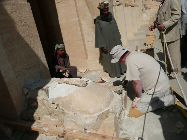 白人のおっちゃんが修復中。<br />周りの人は、見てるだけなんか？